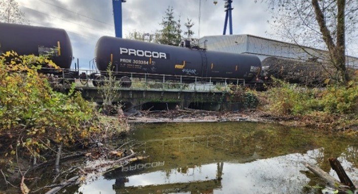 Figure 5. Débris ligneux à la base d’un pont ferroviaire dans le ruisseau Mackay, C.-B. Une accumulation supplémentaire pourrait nécessiter le retrait du bois.