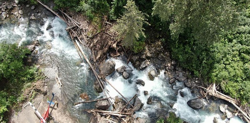 La photo (B) est une photo aérienne montrant l'écoulement de l'eau dans une rivière contenant des débris de bois.